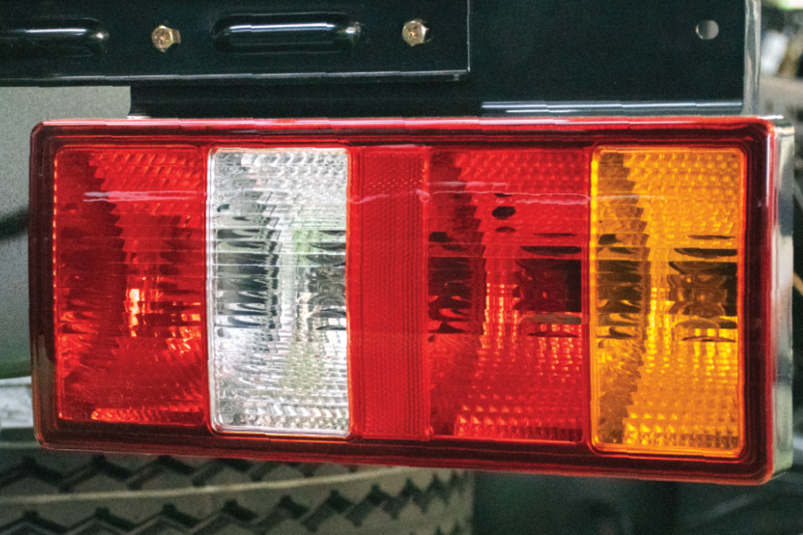 Cụm đèn sau cứng cáp