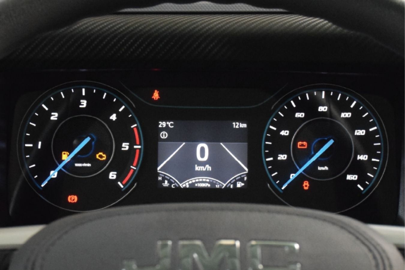 Đồng hồ taplo hiện đại, hiển thị thông tin lộ trình xe