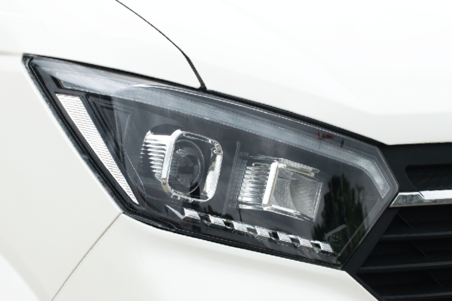 Cụm đèn Halogen có thấu kinh bị và dãy đèn LED