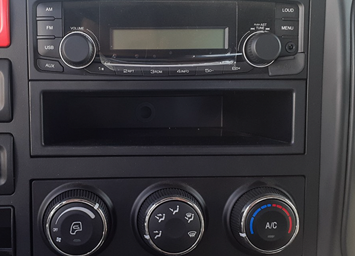 Radio, máy nghe nhạc và cụm điều khiển hệ thống điều hòa