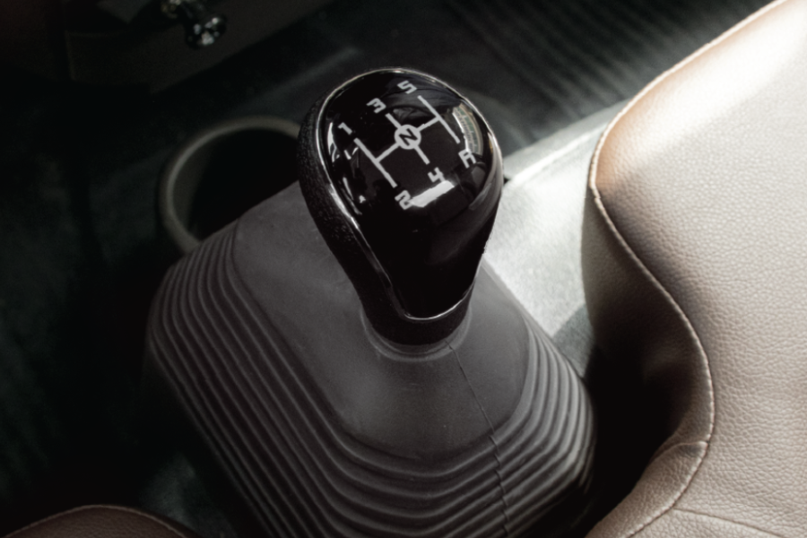 Cần số sàn: 5 tiến, 1 lùi