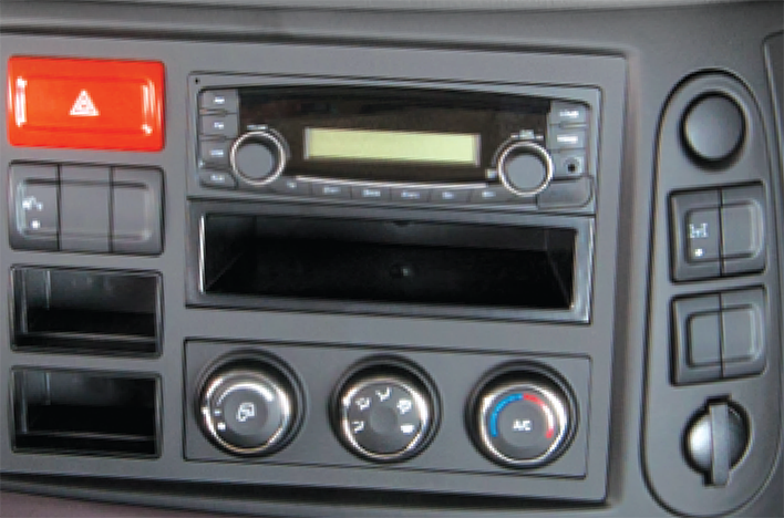Radio, máy nghe nhạc và cụm điều khiển hệ thống điều hoà nhiệt độ.