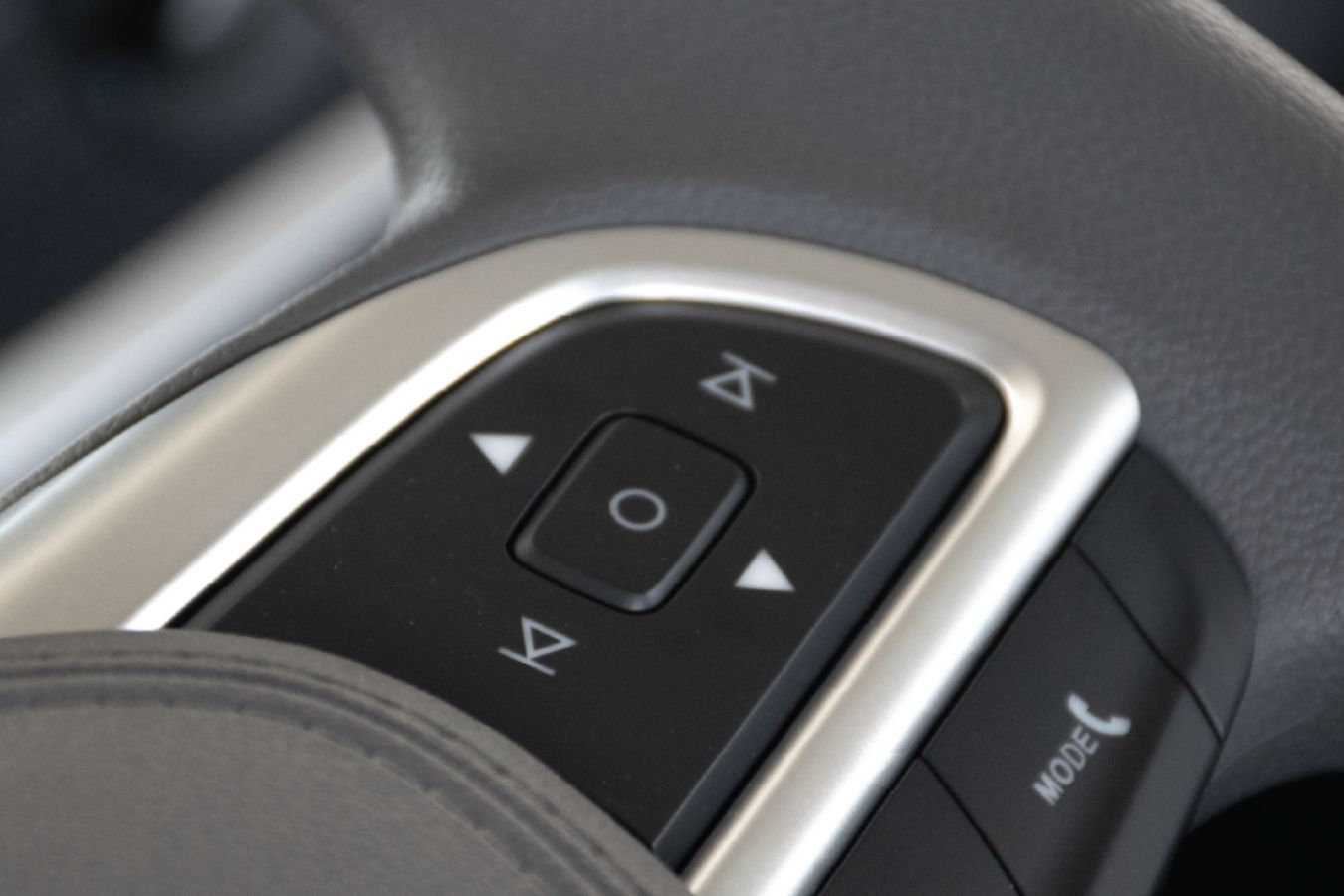 Cụm điều chỉnh tiện ích giải trí và đàm thoại